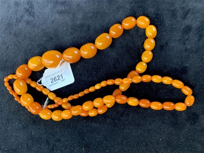 Lot 2621 - An amber necklace, the largest bead 29mm, 87.4g.