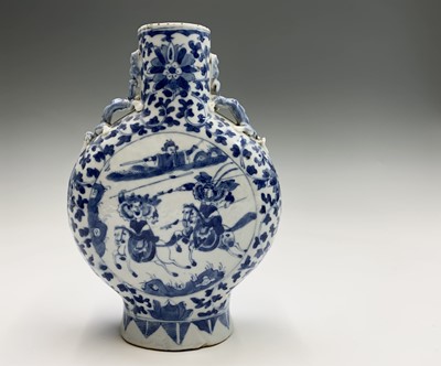 Lot 138 - A Chinese blue and white porcelain moon flask,...