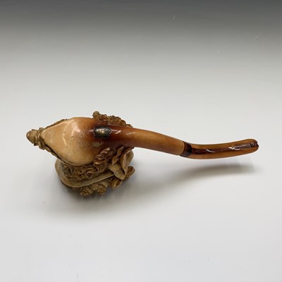 Lot 589 - A cased Meershaum pipe with amber mouth piece,...