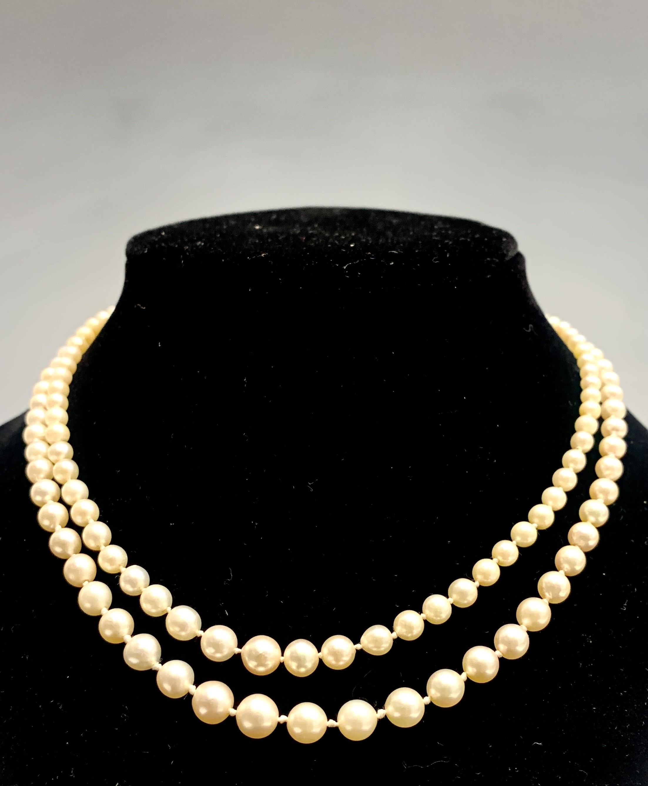 Lot 562 A doublestrand graduated pearl necklace