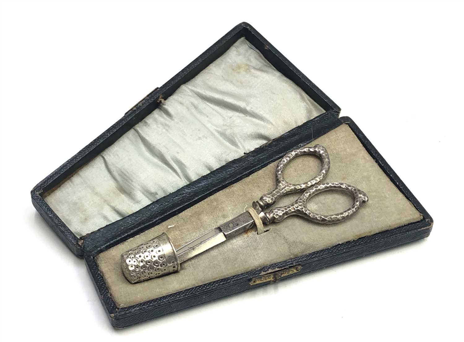 Lot 2085 - An Edwardian cased set of silver handled...