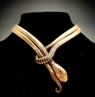 Lot 610 - A 9ct gold snake necklace the head and tail...