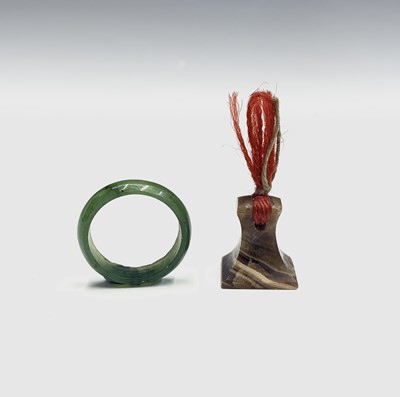 Lot 310 - A jade ring and a hardstone seal
