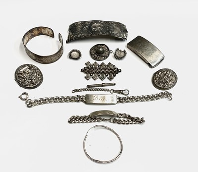 Lot 703 - Silver coloured jewellery 174gm (of which...