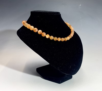 Lot 474 - A graduated agate necklace with 9ct gold...