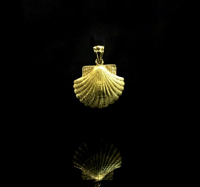 Lot 394 - An 18ct gold scallop shell pendant, 16.9gm.