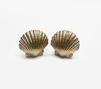 Lot 522 - A pair of 18ct gold scallop shell earrings 1.8gm