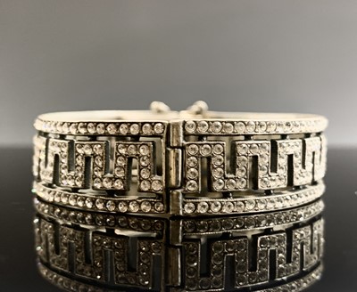 Lot 355 - A silver Greek key hinged bangle 35gm