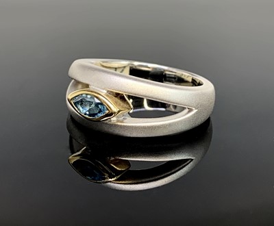 Lot 713 - A contemporary stone set silver ring with gold...