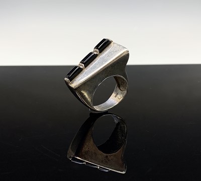 Lot 324 - A contemporary stone set silver ring 12gm