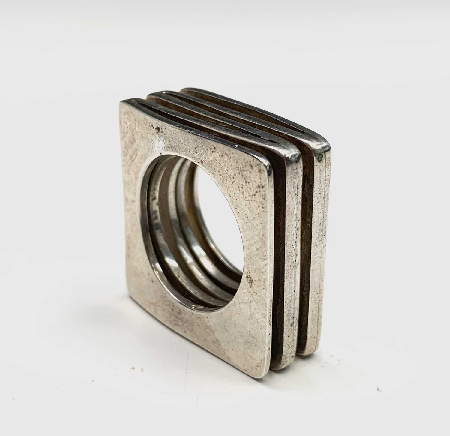 Lot 627 A contemporary silver concertina ring 21gm
