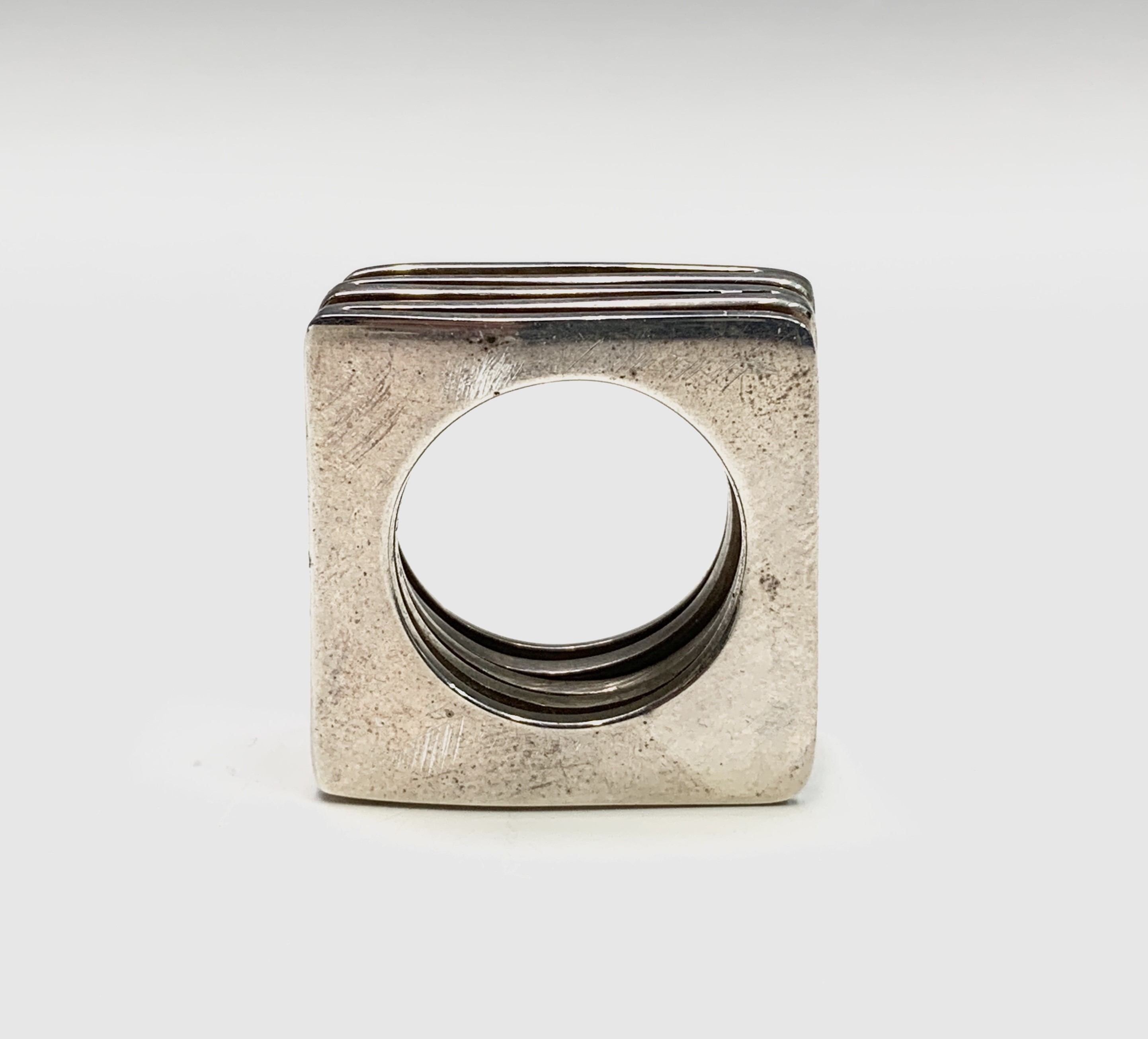 Lot 627 A contemporary silver concertina ring 21gm