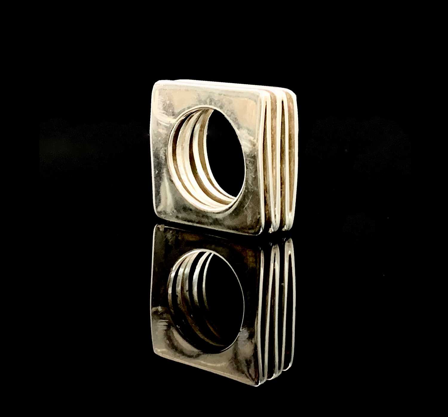Lot 627 A contemporary silver concertina ring 21gm
