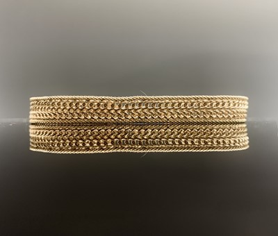 Lot 697 - A 9ct gold bracelet 7.4gm