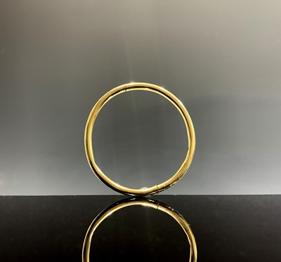 Lot 307 - An 18ct gold plain tubular hinged bangle...