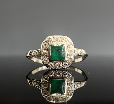 Lot 376 - An 18ct white gold art deco emerald and...