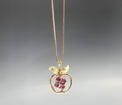 Lot 605 - A 9ct gold pendant in the form of an apple set...