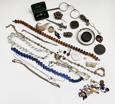 Lot 701 - Costume jewelry