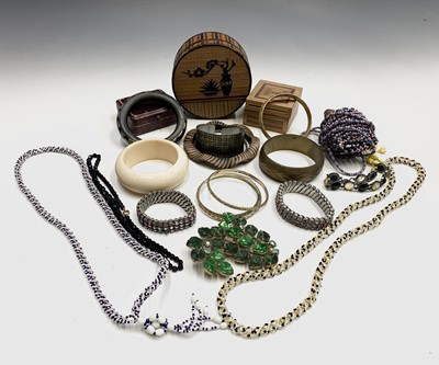 Lot 492 - Costume jewellery etc.