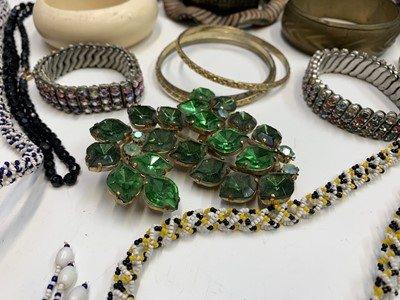 Lot 492 - Costume jewellery etc.