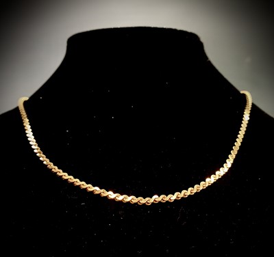 Lot 586 - A 10ct gold flat snake link necklace 14.9gm