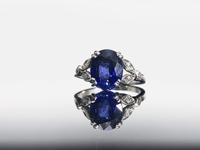 Lot 699 - A fine art deco sapphire ring set in platinum...