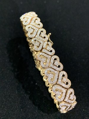 Lot 566 - A fine 9ct gold diamond set heart bracelet 23.5gm