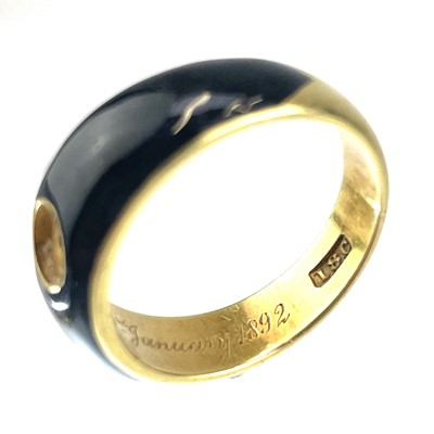 Lot 141 - An 18ct gold and black enamel mourning ring.
