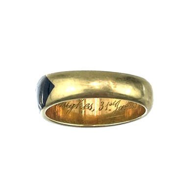 Lot 141 - An 18ct gold and black enamel mourning ring.