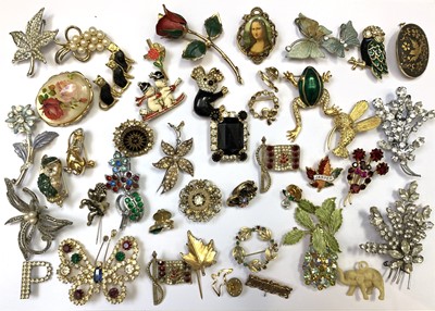 Lot 344 - Costume jewellery