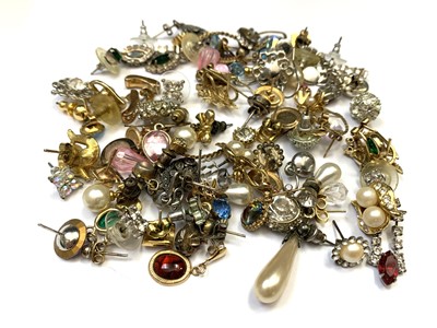 Lot 641 - A large quantity of earrings