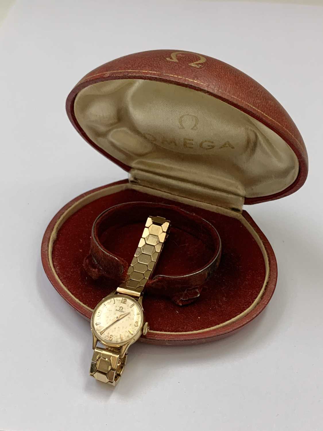 Lot 813 - A ladies Omega 9ct gold cased wristwatch with...