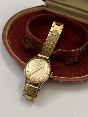 Lot 813 - A ladies Omega 9ct gold cased wristwatch with...