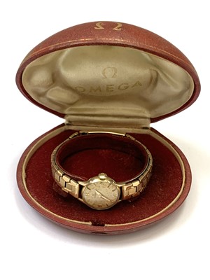 Lot 813 - A ladies Omega 9ct gold cased wristwatch with...