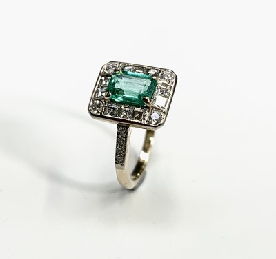 Lot 708 - An Art Deco style ring the principle stone an...