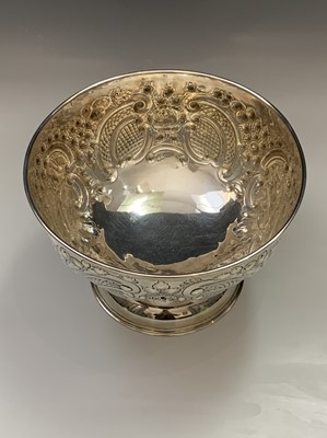Lot 122 - A handsome large footed Edwardian bowl with...