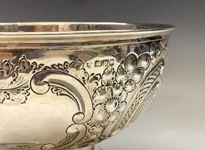 Lot 122 - A handsome large footed Edwardian bowl with...