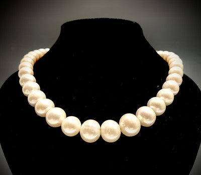 Lot 462 - A necklace of 41 large slightly graduated...