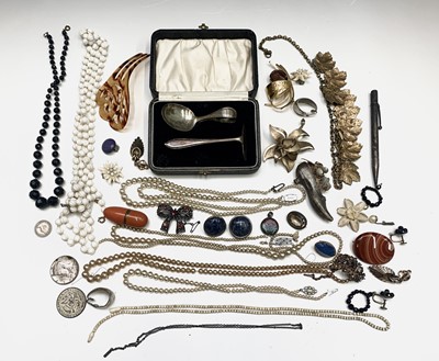 Lot 653 - Costume jewellery etc.