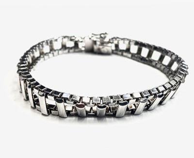 Lot 652 - A silver ladder link bracelet 34gm