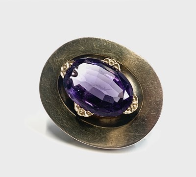 Lot 445 - A Victorian oval amethyst gold brooch 39mm 13.1gm