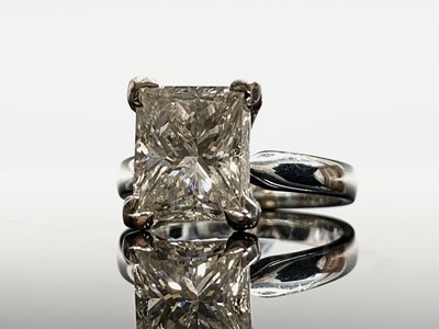 Lot 437 - An impressive princess cut diamond ring...