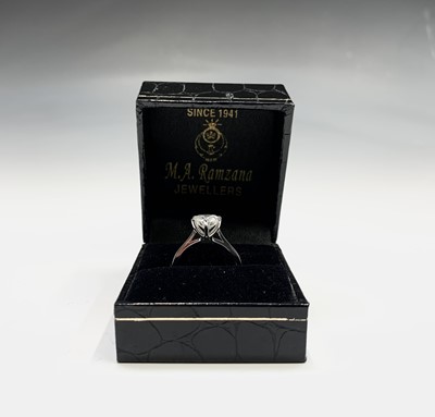 Lot 615 - A 1.94ct round brilliant cut diamond ring set...
