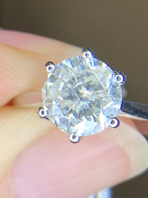 Lot 615 - A 1.94ct round brilliant cut diamond ring set...