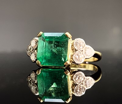 Lot 335 - An impressive emerald and diamond ring, the...