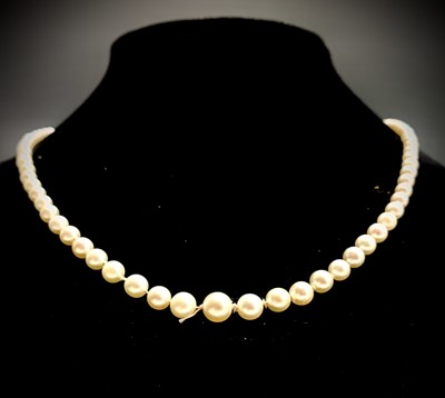 Lot 540 - A graduated pearl necklace the largest 6.7mm...