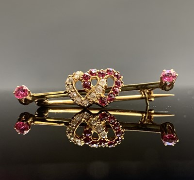 Lot 725 - An endearing gold bar brooch with a pair of...