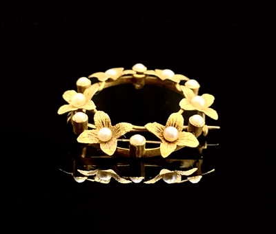 Lot 739 - A pretty little 15ct gold wreath brooch set...