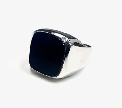 Lot 624 - A signet ring set a square black onyx, 7g.