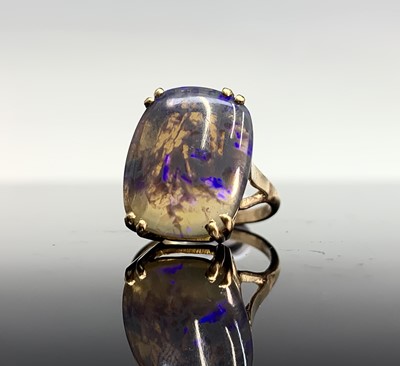 Lot 487 - A gold ring set a 5.48ct opal, 3.7g